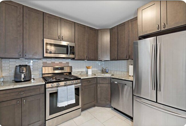 Building Photo - 5536 S King Dr