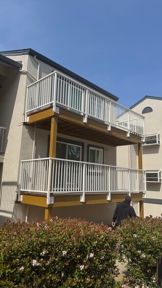 Front of the building - 1026 San Luis Cir