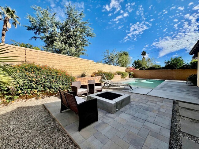 Building Photo - AVAILABLE NOW!! STUNNING 4 Bed/ 3.5 Bath POOL HOME in La Quinta!