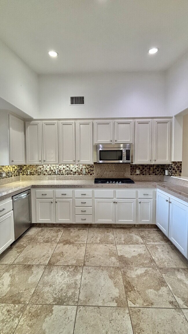 Building Photo - 3 Bedrooms and 2.5 Bathrooms Home on 7th Tee!