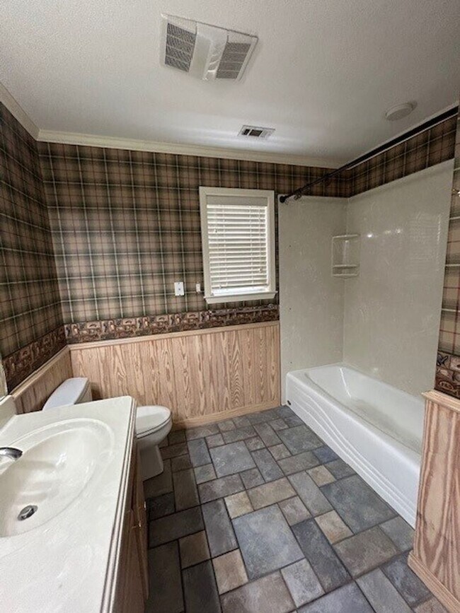 Building Photo - Spacious Midway ISD Home