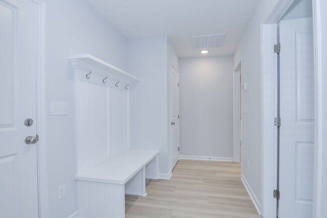 Building Photo - Like New Home - 4 Bed 3 Bath