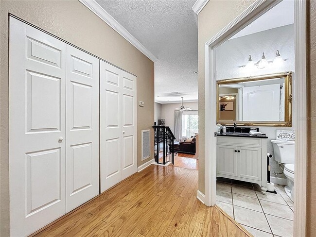 Building Photo - 704 Seagate Dr