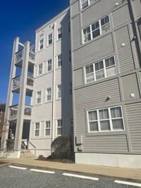 Building Photo - Conveniently Located Condo in Elizabeth Vi...