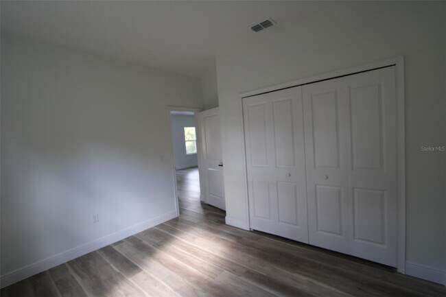 Building Photo - 9118 N Cortlandt Dr