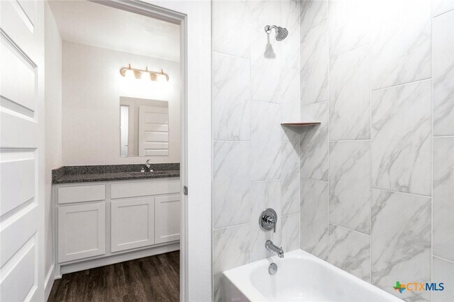 Building Photo - 1904 Royal Loop