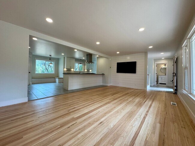 Building Photo - 5780 Stanley Dr
