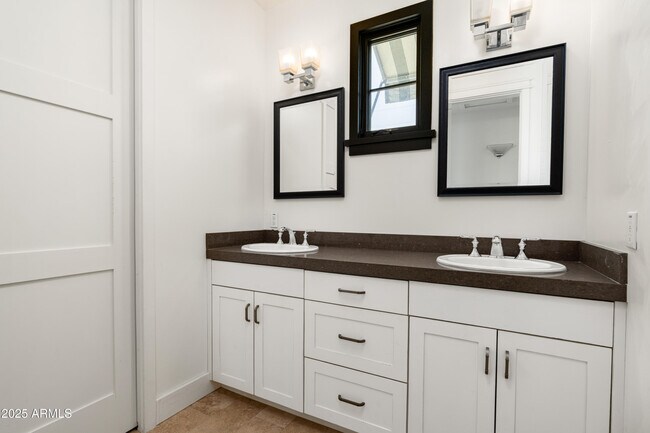 Building Photo - 4901 E Amelia Ave