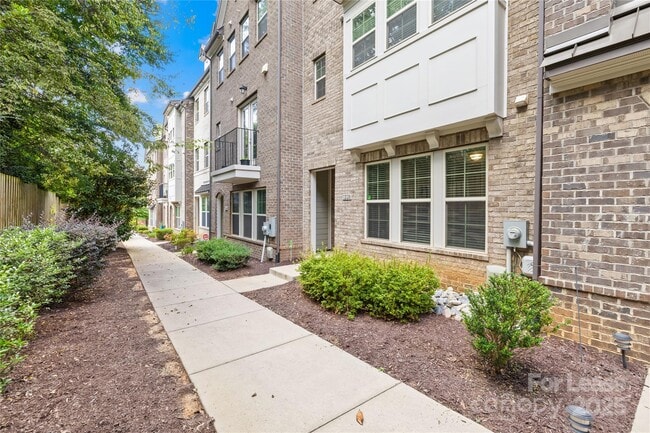 Building Photo - 1228 Madison Towns Ln