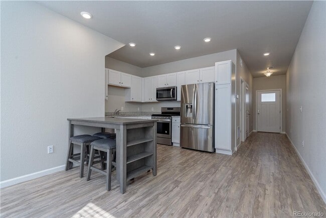 Building Photo - Beautiful Townhome in Lakewood