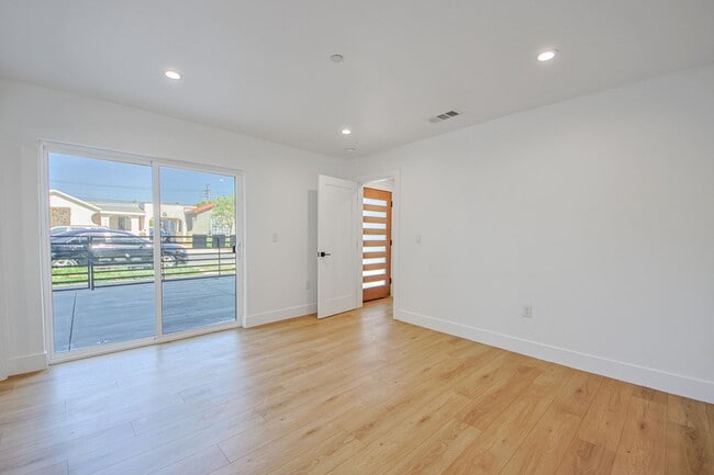 Building Photo - 2851 S Victoria Ave