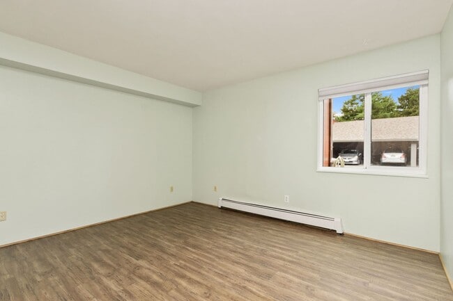 Building Photo - $250 OFF FIRST MONTHS RENT: 2 Bedroom, 1 Bathroom Apartment, trash, water, and hot water heat inc...