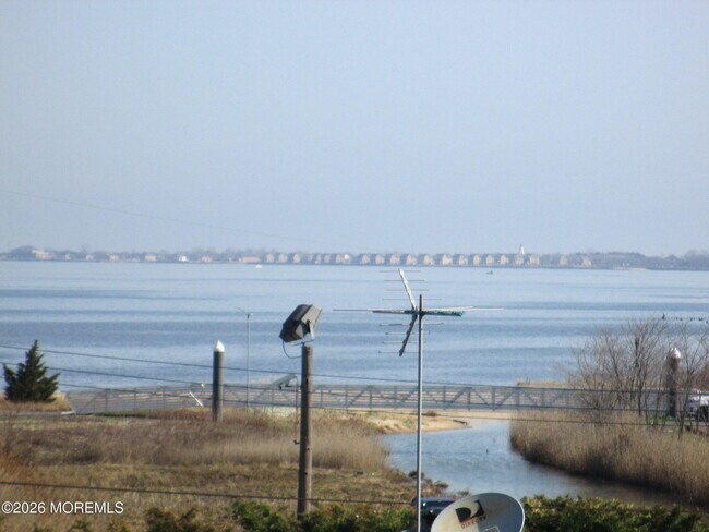 Building Photo - 32 Center Ave