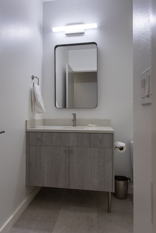 Building Photo - Immaculate, Kirkland Newer Construction - ...