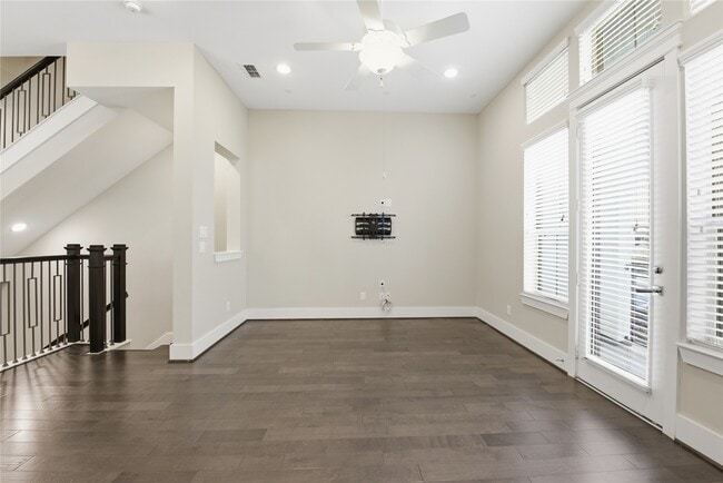 Building Photo - 819 Algona Ave