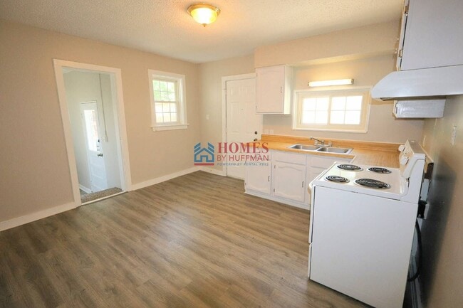 Building Photo - Three bedroom House | Two Bathroom