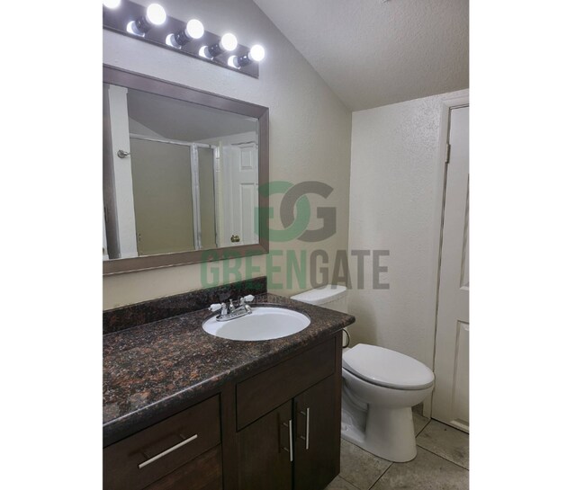 Building Photo - 2428 Woodvale Dr