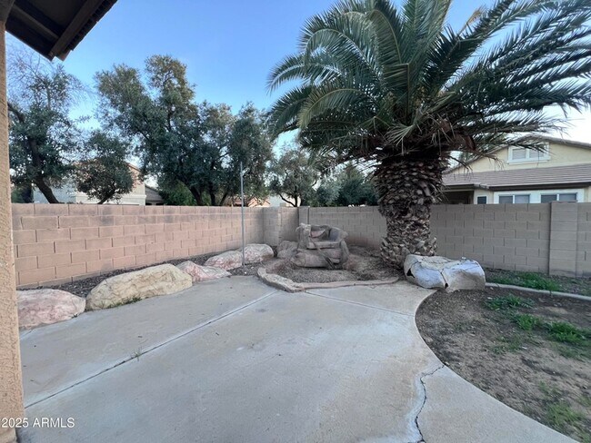 Building Photo - 1961 E Shannon St