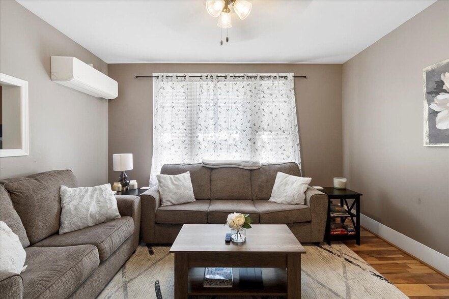 Primary Photo - 39 HUDSON Street, Second Floor