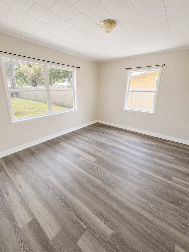 Building Photo - Spacious 3BR/1BA Zephyrhills Home with Large Fenced Backyard!