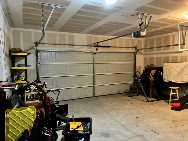 Building Photo - Elegant 6 BR 5 BA Home with Modern Amenities