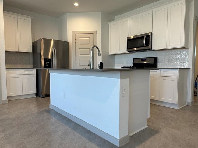 Building Photo - 13919 Red River Dr