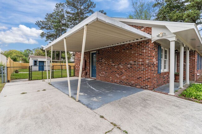 Building Photo - Pet-Friendly | Large Fenced Yard in North Wilmington