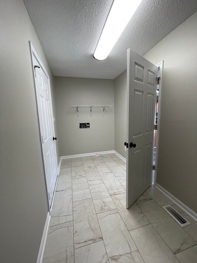 Building Photo - 407/409 Walnut Road