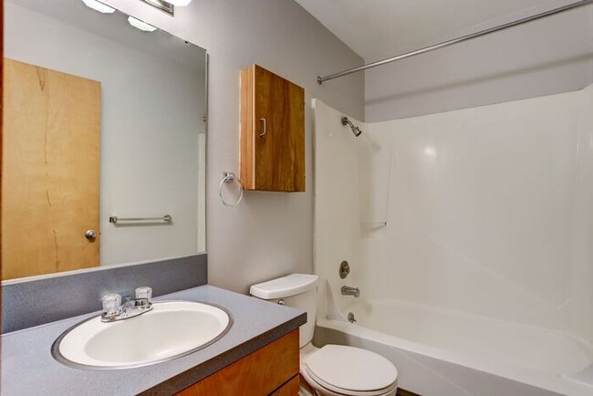 Building Photo - HUGE 1bed/1bath Downtown Living Available ...