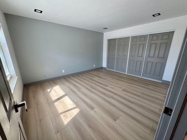 Building Photo - 2bd 2bath newly remodeled townhouse - Avai...