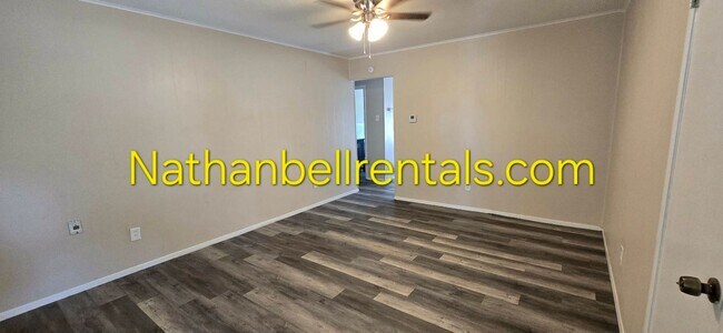 Building Photo - 2340 Beverly Dr