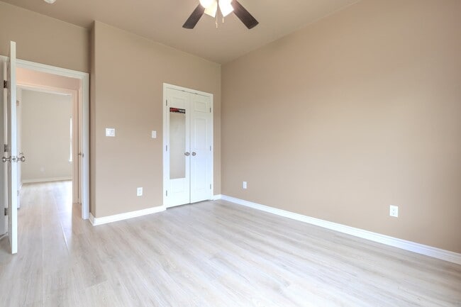 Building Photo - 2422 Cardinal Dr