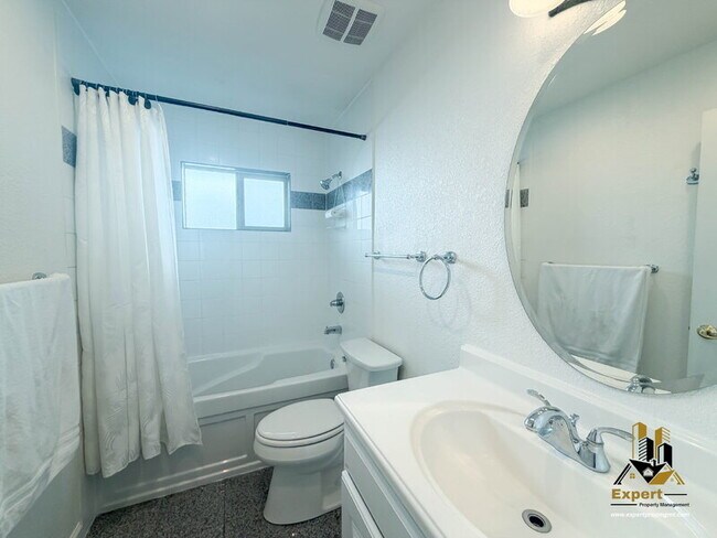 Building Photo - 5620 Greenacres Way