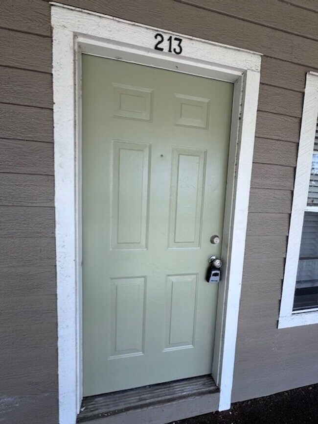 Building Photo - Second floor, 2/2 unit with wooded view near UCF