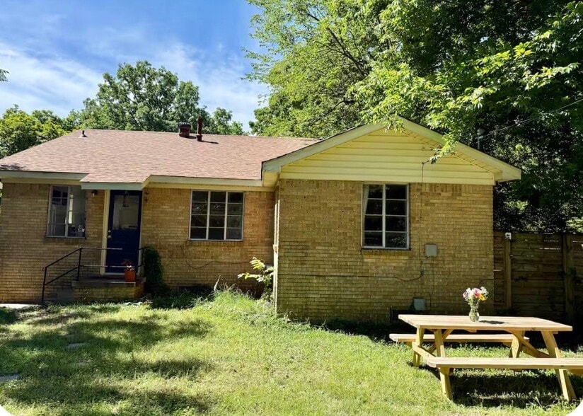 Building Photo - 211 E G Ave