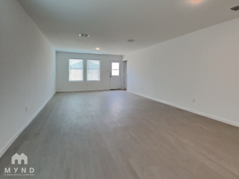 Building Photo - 415 Indian Blossom