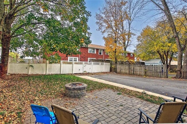 Building Photo - 21 Brewster St