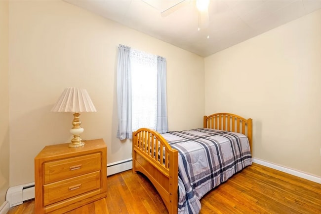 Building Photo - 3 Bed 1.5 Bath- Aliquippa PA