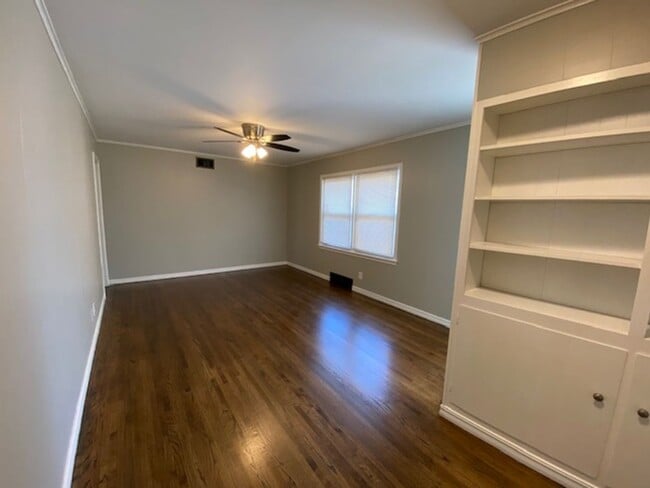 Building Photo - 3 Bed, 2 Bath Corner Lot in Tulsa!