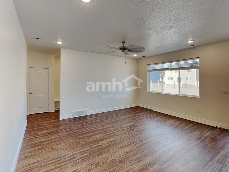 Building Photo - 226 N Dry Crk Rd