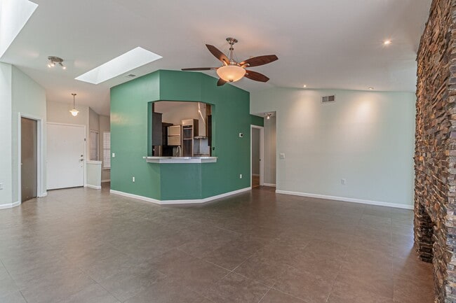 Building Photo - Modern Design 3 Bedroom 2 Bath, 2 car Gara...