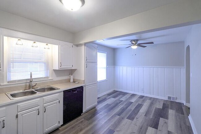 Building Photo - 4801 Oak Park Dr