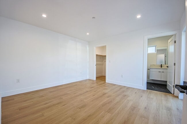 Building Photo - 2851 S Victoria Ave