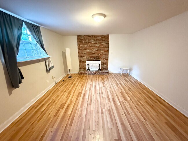Building Photo - AVAILABLE NOW AUGUST 2025.  MONTHLY RENT I...