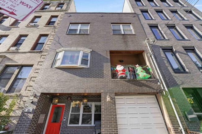 Building Photo - 62 Monroe St