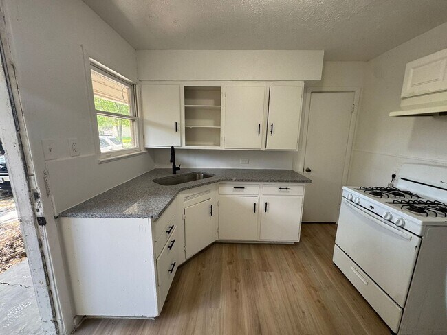 Building Photo - 400-402 North Jefferson - Kaufman
