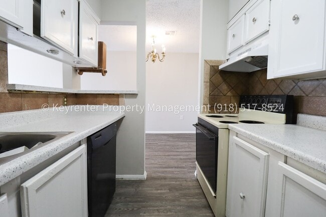 Building Photo - 6730 S Lewis Ave