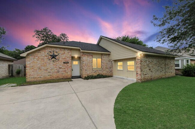 Building Photo - 2614 Village Cir Dr