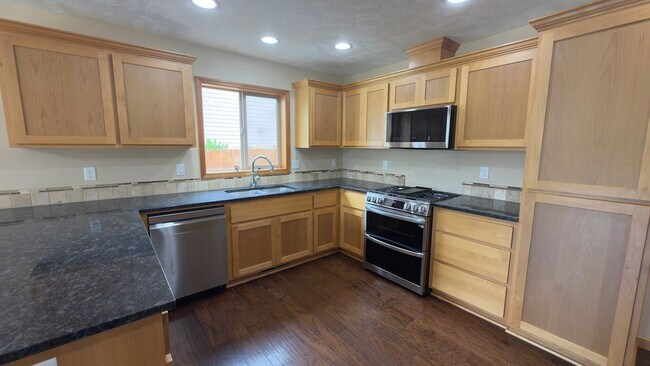Building Photo - 355 SW Kalmia Ave