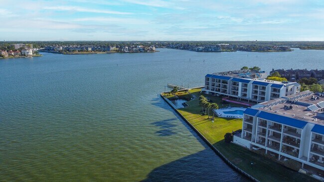 Building Photo - 351 Lakeside Ln